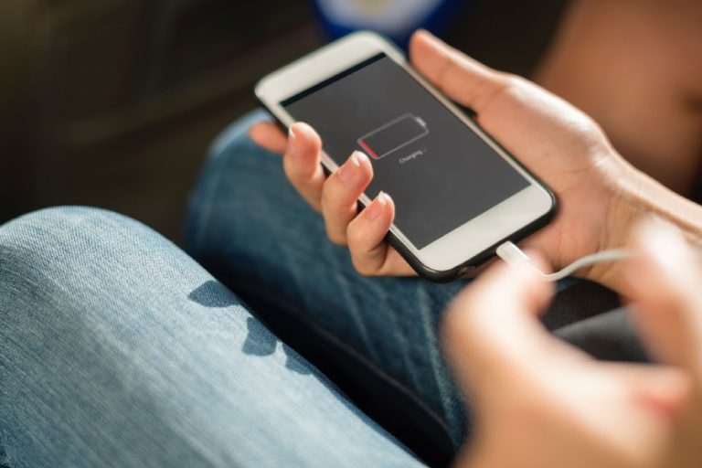 Pourquoi votre batterie de portable s&rsquo;épuise trop vite ?